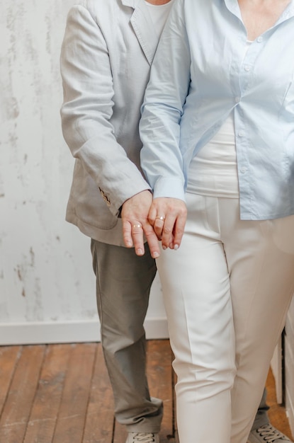 een man en een vrouw tonen ringen