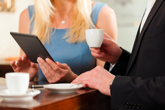 een man en een vrouw zitten in een café