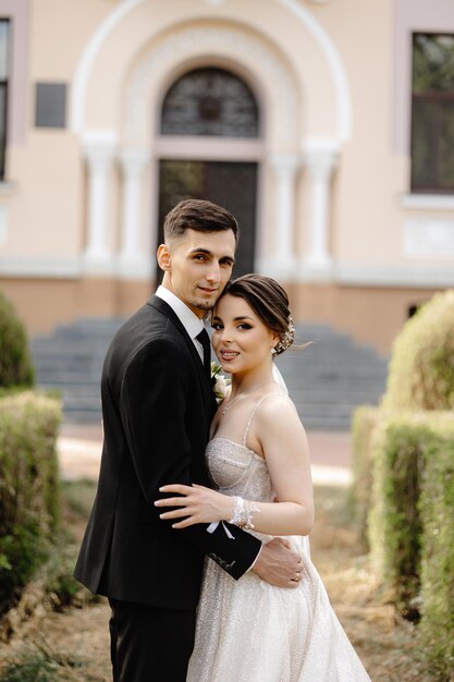 een man en vrouw poseren voor een foto voor een gebouw