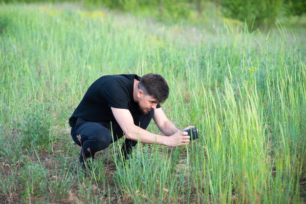 Een man fotografeert de natuur op een smartphone