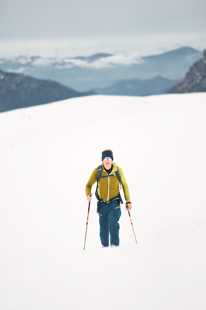 Foto een man gaat alleen skiën.