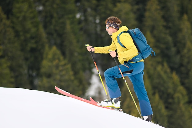 Een man gaat bergskiën