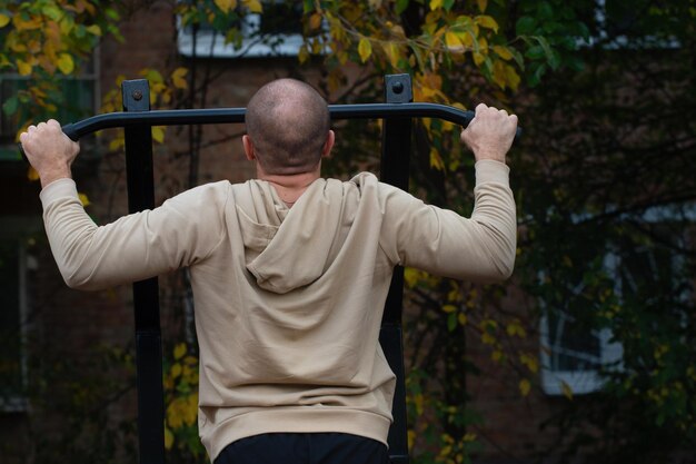 Een man gaat sporten in de open ruimte van de stad