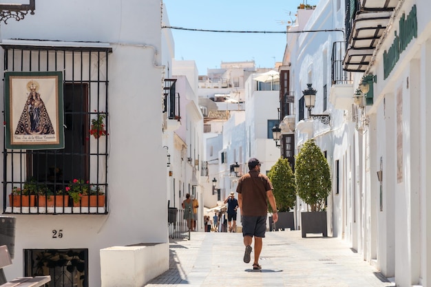 Een man geniet van de zomer in vejer de la frontera cadiz vakantie in de middellandse zee