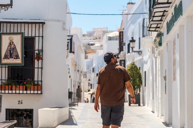 Een man geniet van de zomer in vejer de la frontera cadiz vakanties in andalusië