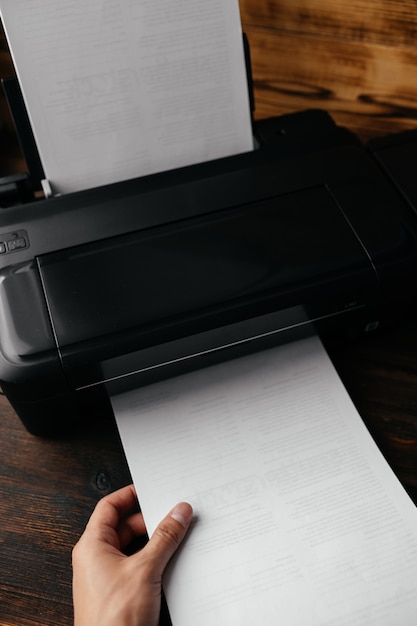 Een man haalt documenten uit de printer