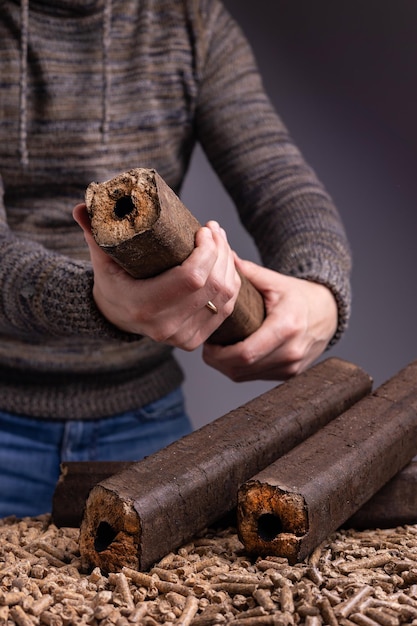 Een man houdt een stuk hout vast met een gat in het midden waarop 'het woord' erop staat