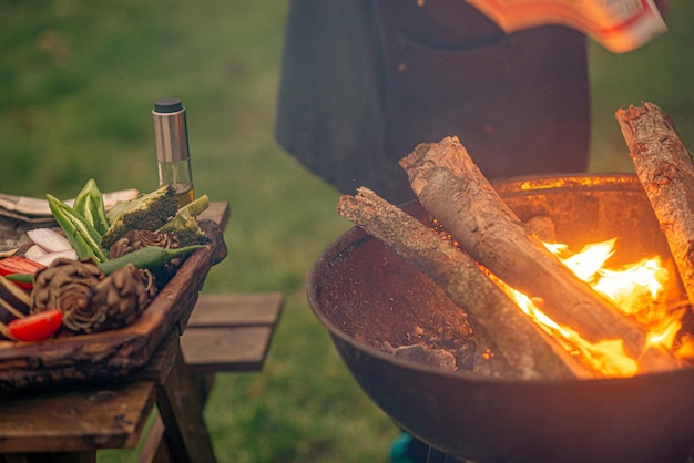 Een man in de tuin maakt een barbecue