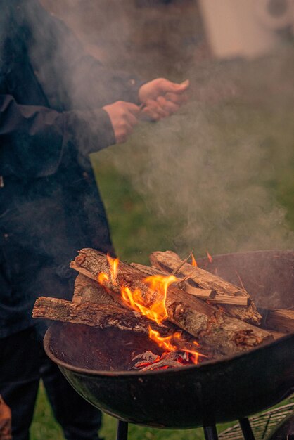 Een man in de tuin maakt een barbecue