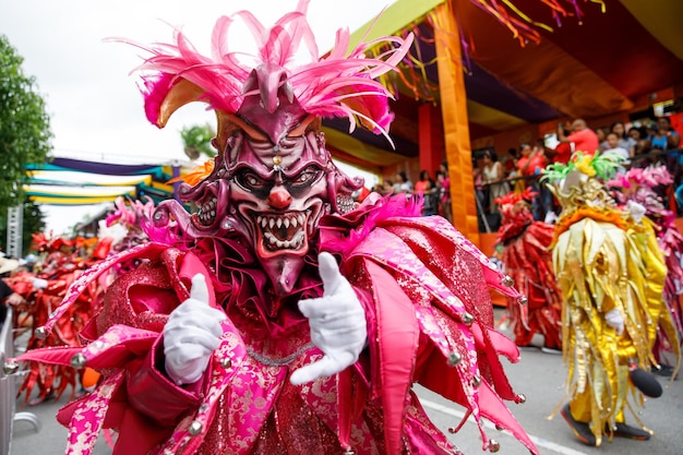 Een man in een carnavalskostuum en masker