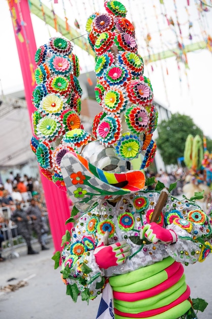 Een man in een carnavalskostuum en masker