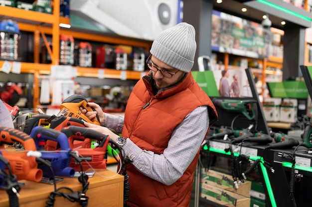 Een man in een ijzerhandel kiest een puzzel