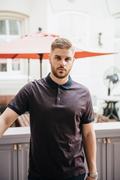 Foto een man in een paarse polo en poseren voor reclame voor herenkleding. schieten voor herenkledingwinkel