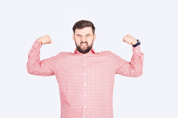Een man in een roze geruit overhemd pronkt met zijn biceps. Een man met een baard doet intimiderende poses