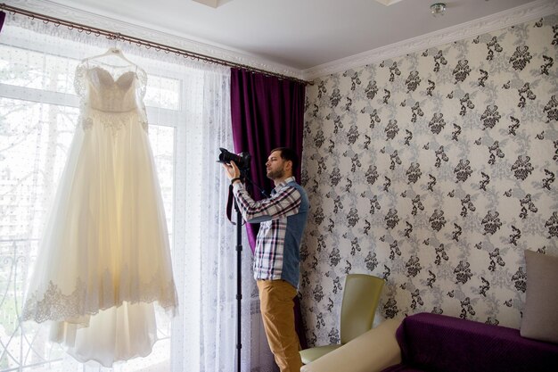 Een man in een shirt met een monopod en een camera