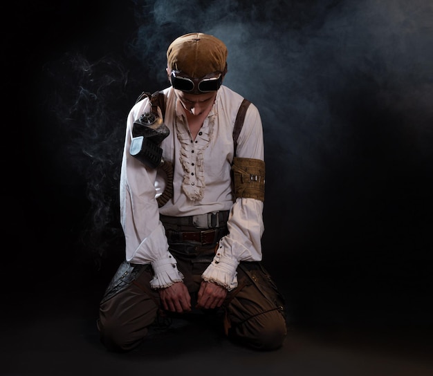 Een man in een steampunk-afbeelding, een piloot of een monteur in retrostijl, fantastisch beeldportret op zwarte sitti