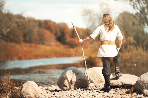 Een man in etnische kleding is een Scandinavische boer