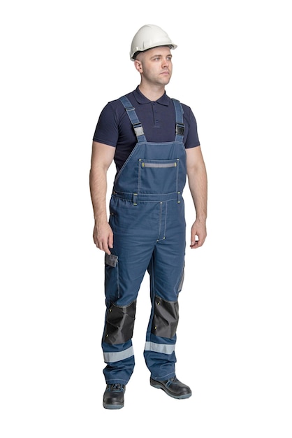 Een man in speciale kleding voor arbeiders in een helm op een witte geïsoleerde achtergrond