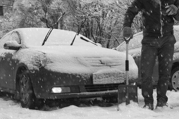 Een man in winterkleren op straat