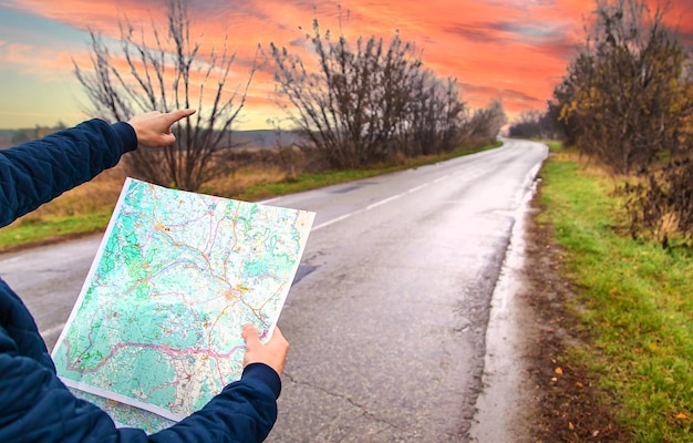 Een man kijkt naar een kaart op de weg selectieve focus