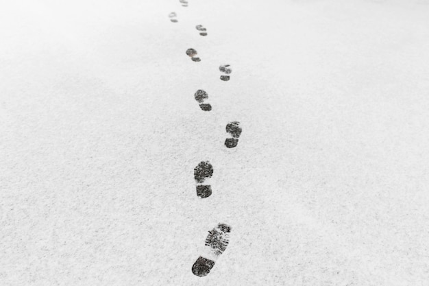 Een man liep, hij liet voetafdrukken achter in de sneeuw