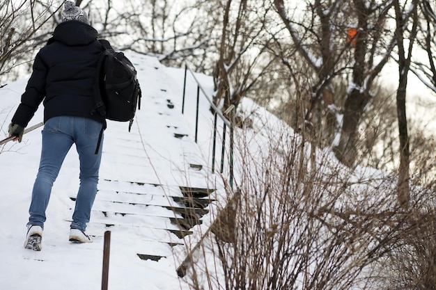 Een man loopt door de stad op een besneeuwde winterdag