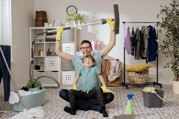 Foto een man maakt de badkamervloer schoon de man des huizes houdt een dweil boven zijn hoofd