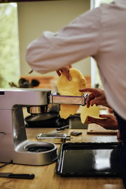 Een man maakt een gele spons op een koffiezetapparaat.