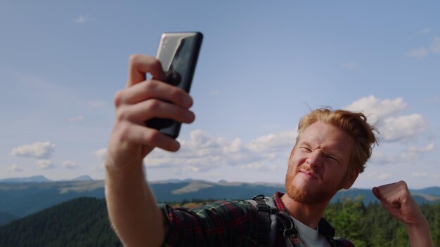 Foto een man maakt een selfie met zijn telefoon.