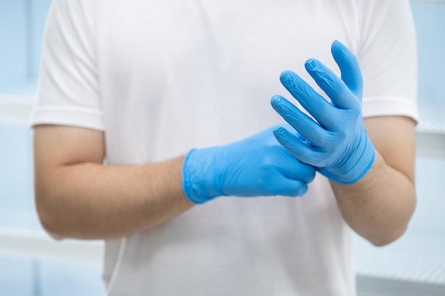 Foto een man met blauwe nitrilhandschoenen