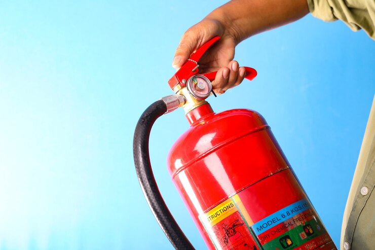 Een man met brandblusser op blauwe achtergrond.
