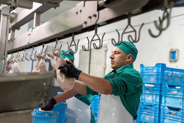 Een man met een blauwe hoed werkt in een fabriek