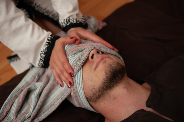 Een man met een blinddoek op zijn gezicht