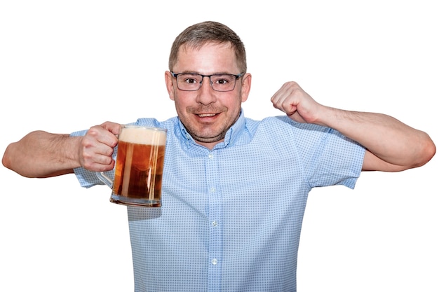 Foto een man met een bril en een blauw shirt heft vrolijk zijn glas bier op. geïsoleerde witte achtergrond.