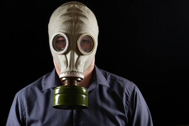 Een man met een gasmasker op een zwarte achtergrond met ruimte voor tekst