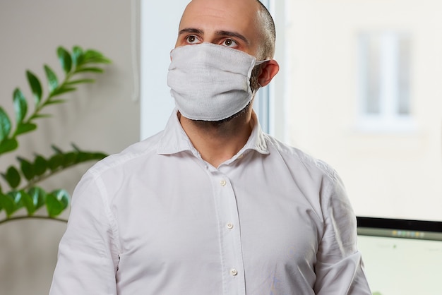 Een man met een gezichtsmasker