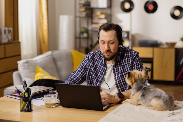 Een man met een handicap houdt een videoconferentie in een bedrijf en praat