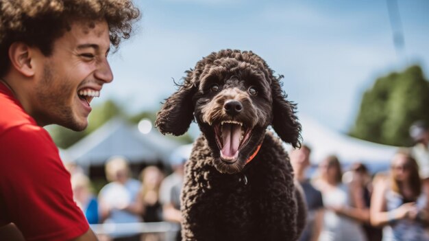 Foto een man met een hond die zijn mond open heeft