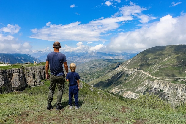 Een man met een kind op de achtergrond van een uitzicht op het Matlas-plateau Khunzakhsky-district Dagestan Rusland 2021