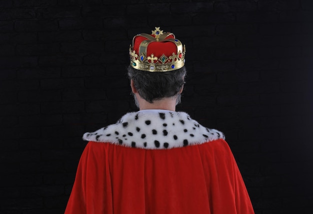 Foto een man met een kroon met het woord koning erop