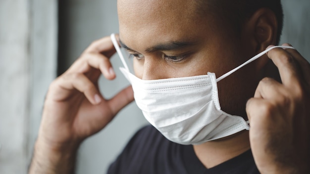 Een man met een masker om COVID 19 te voorkomen