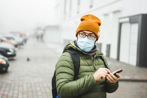 Een man met een masker op straat. Bescherming tegen virussen en grip