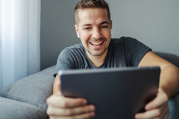 Een man met een mooie glimlach bespreekt met vrienden en collega's