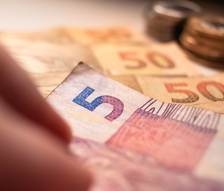 een man met een rekening van 5 reais op een close-upfoto voor de Braziliaanse economie