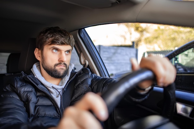 Een man met een rode kerstmuts liet zijn bril op de brug van zijn neus zakken en kijkt verbaasd