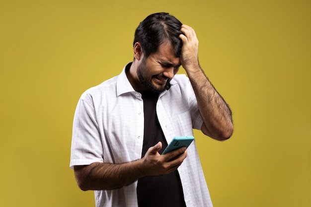 Een man met een shirt waarop staat: "Een telefoon".