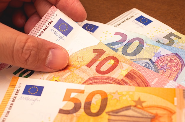 een man met eurobankbiljetten voor financiële zaken en concepten voor het maken van geld