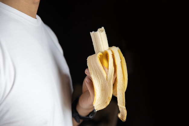 Een man met gebeten banaan