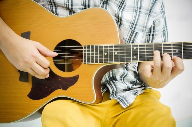 Foto een man met gitaar