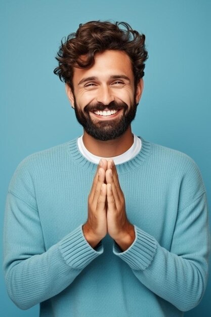 Een man met krullend haar en een lachende baard